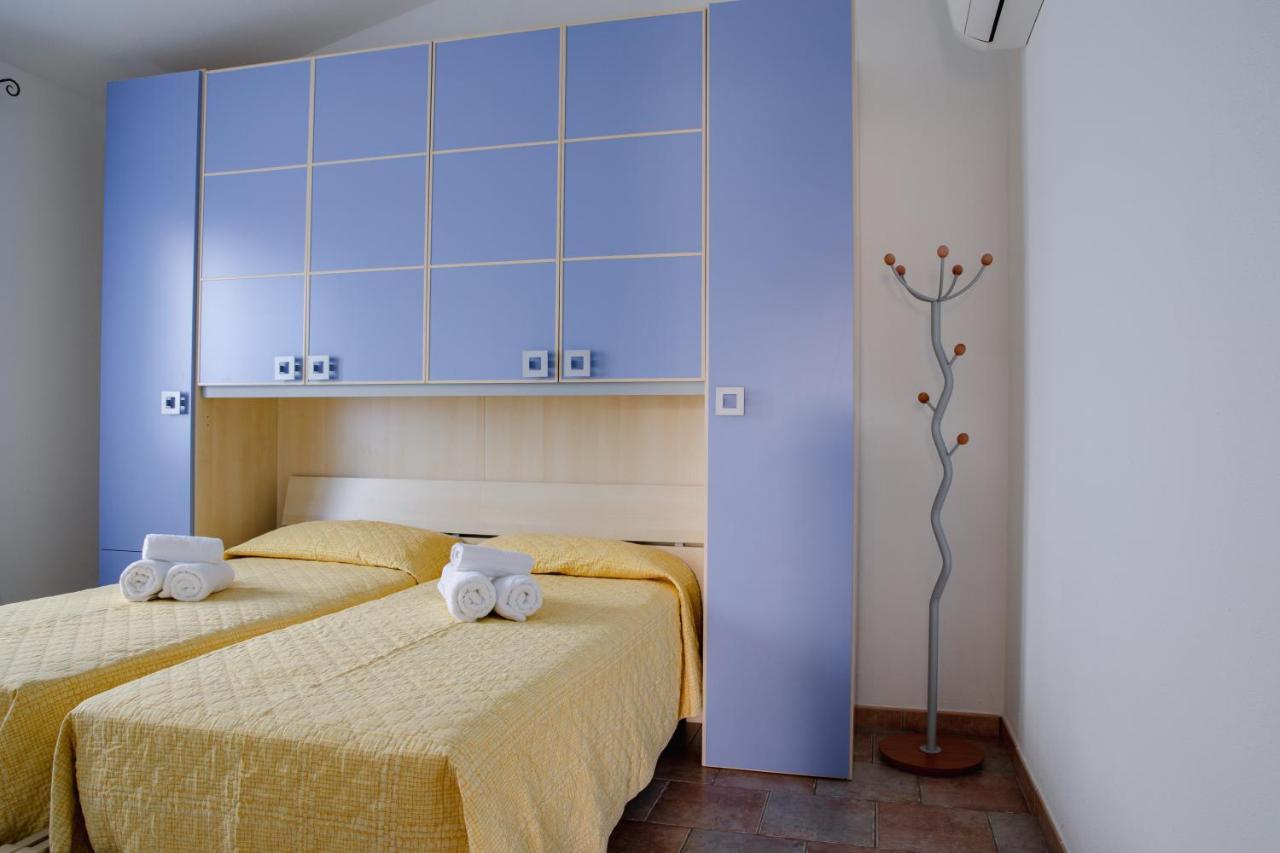 Le Residenze Di Baia Sant'Anna Villa Tanaunella Exteriör bild