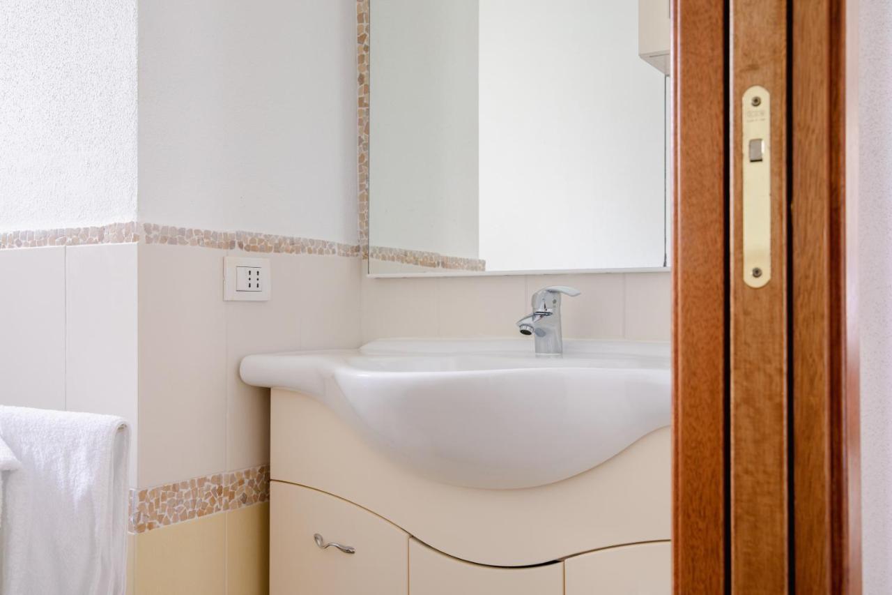 Le Residenze Di Baia Sant'Anna Villa Tanaunella Exteriör bild
