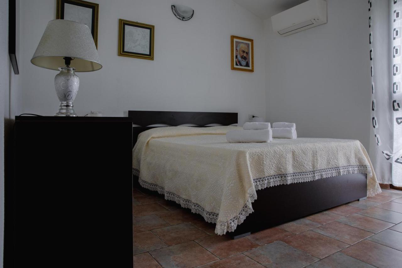 Le Residenze Di Baia Sant'Anna Villa Tanaunella Exteriör bild