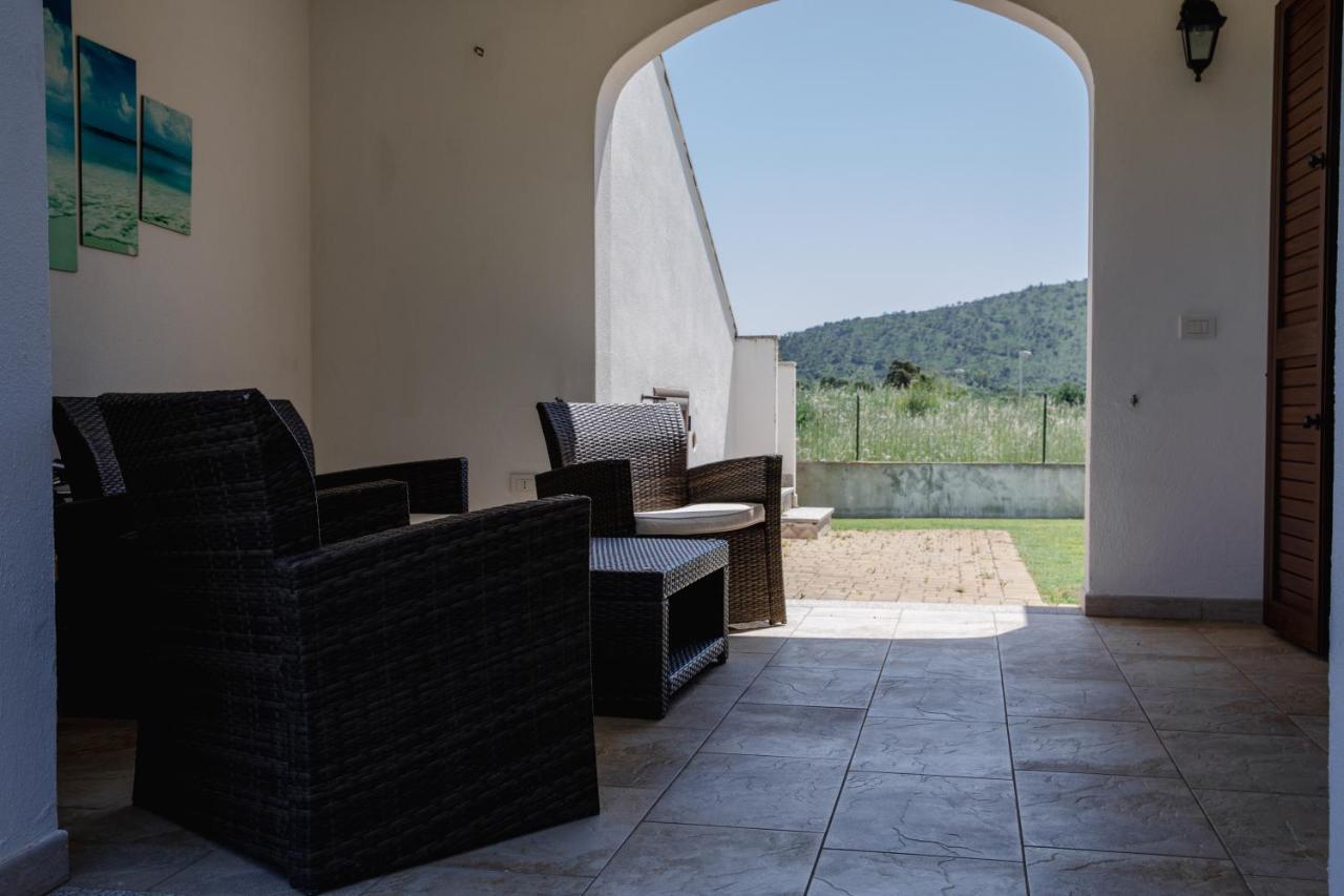 Le Residenze Di Baia Sant'Anna Villa Tanaunella Exteriör bild