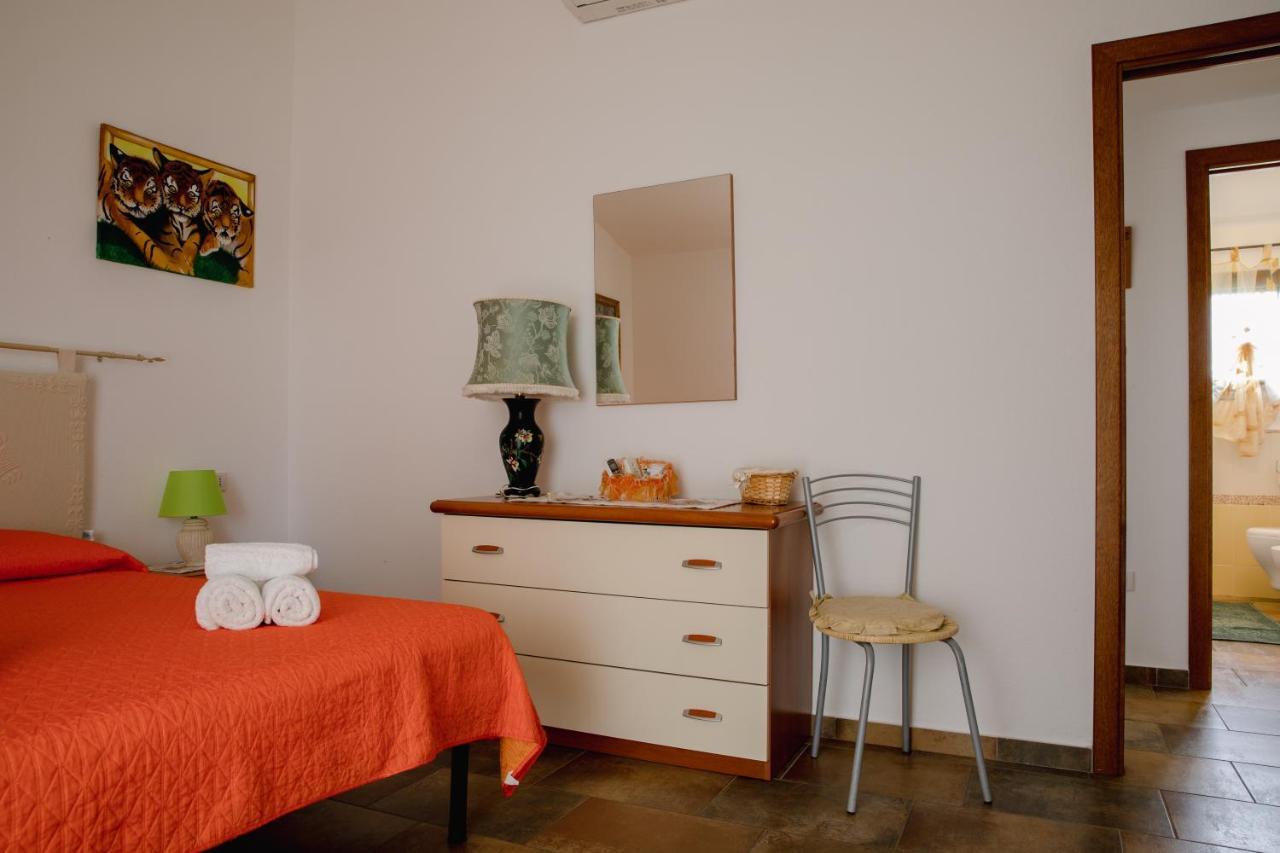 Le Residenze Di Baia Sant'Anna Villa Tanaunella Exteriör bild